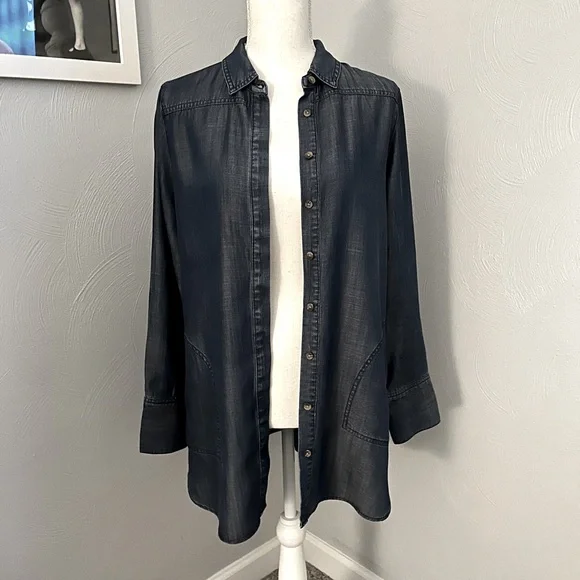 Chico’s Women’s Size 0 Lightweight Denim Long Button Down Shirt. - Picture 2 of 5